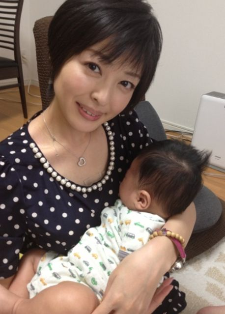 赤ちゃんを抱いている吉川麻衣子